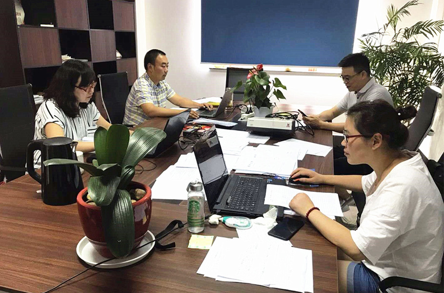 審核組成員在能達(dá)環(huán)境相關(guān)部門負(fù)責(zé)人的陪同下，正在進(jìn)行相關(guān)審核工作2