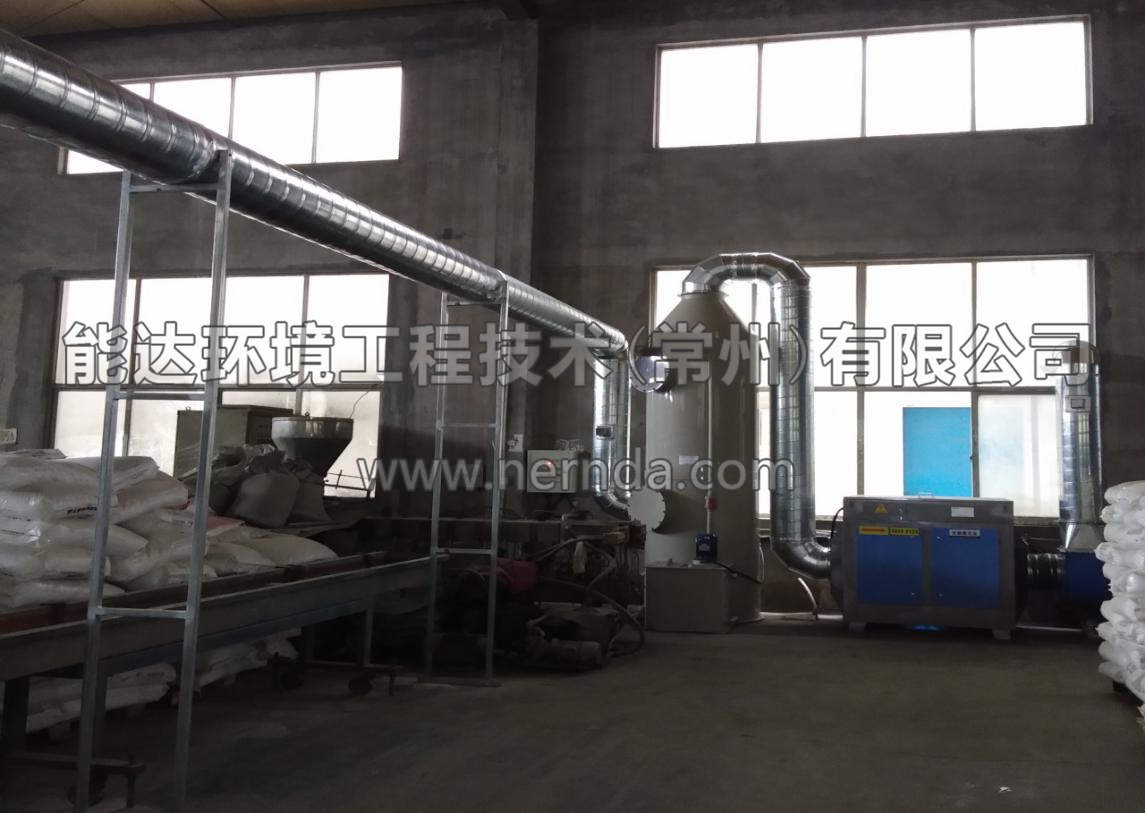 圖為DAXT-3000型廢氣噴淋吸收塔和DAUV-3000型uv光解廢氣催化裝置  現(xiàn)場安裝調(diào)試完畢并已投入使用  